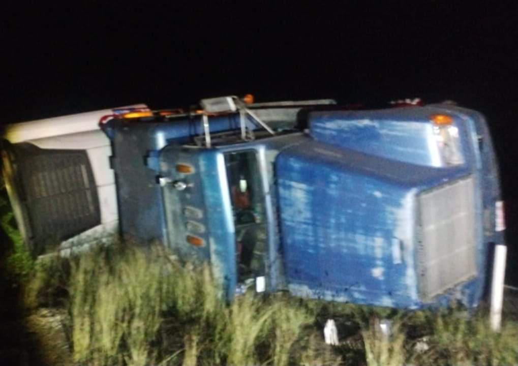 Vuelca tráiler que transportaba tomatillo en Mazatlán