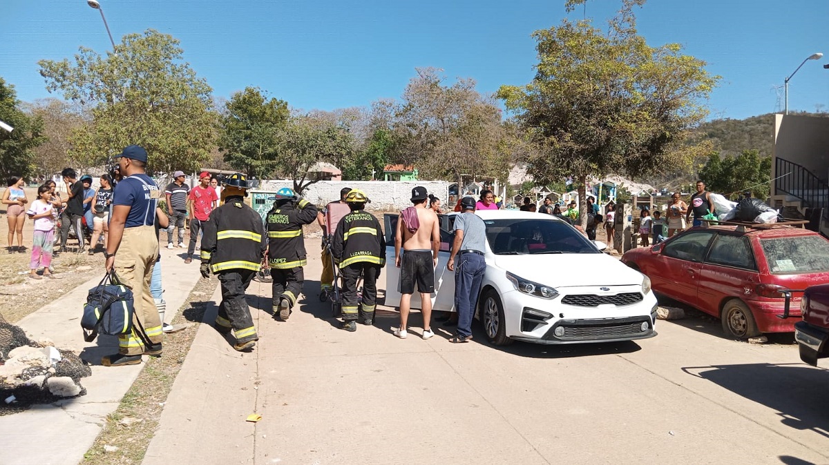 Abejas enardecidas atacan a vecinos de Alborada en Mazatlán; al menos 17 resultaron afectados