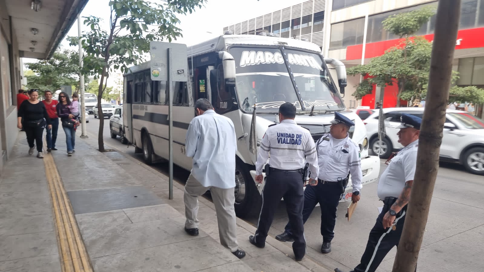 Abuelita acudía al banco de Bienestar y es atropellada por camión urbano en Culiacán