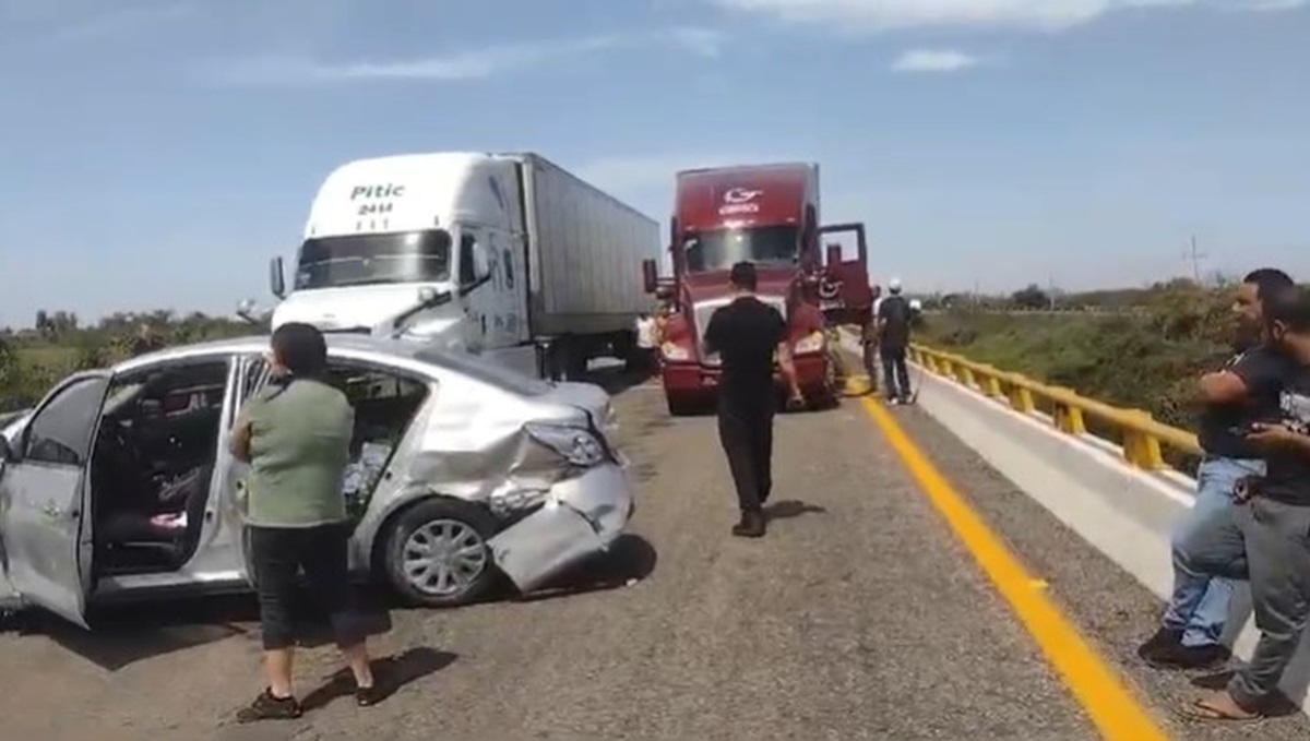 Conductor se impacta contra muro de contención en la autopista Mazatlán-Culiacán