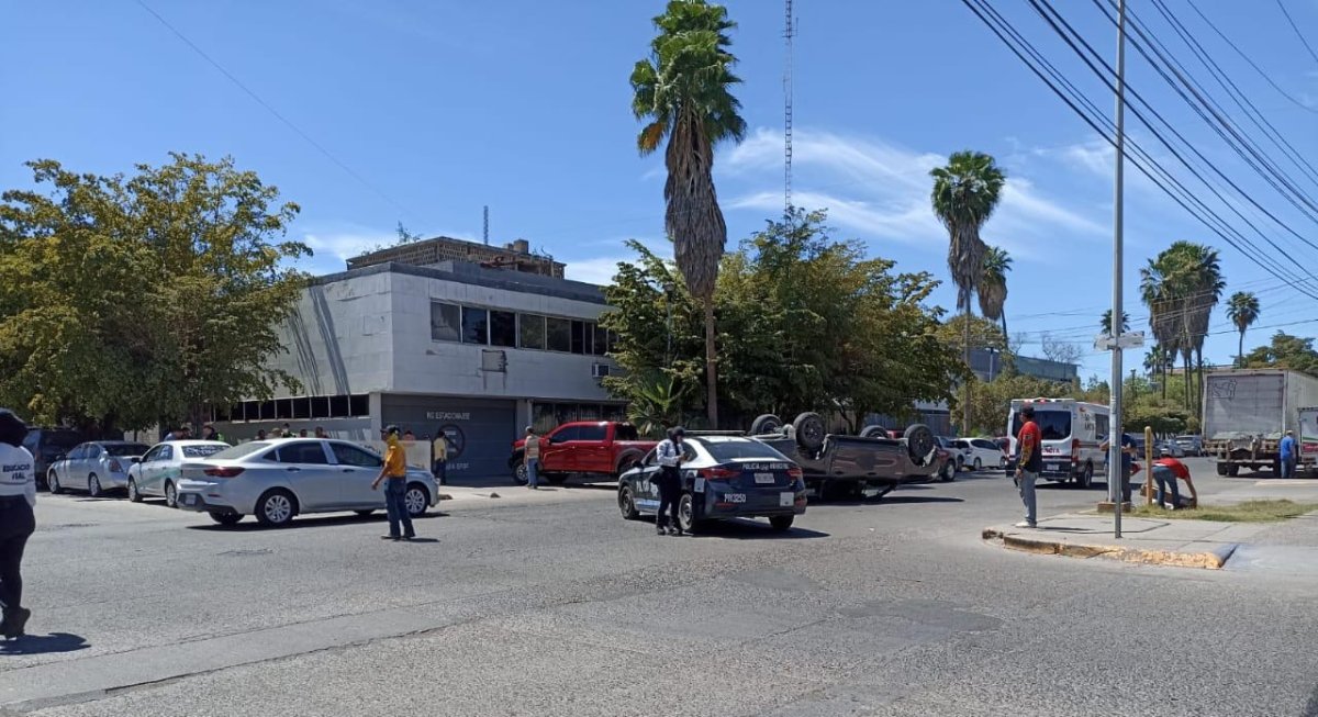 Conductora se pasa un alto e impacta contra vehículo y termina volcada; hay lesionados