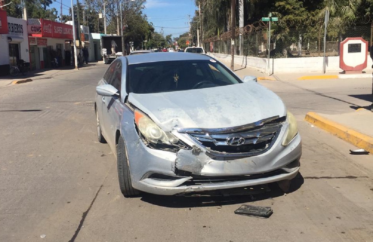 Adolescente que manejaba un auto provocó un accidente en la sindicatura de León Fonseca, Guasave