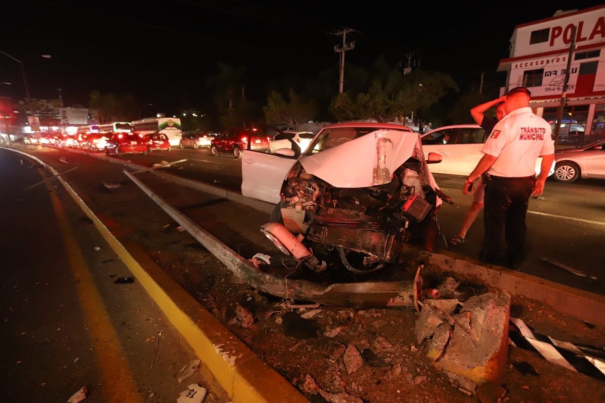 Se registra fuerte accidente frente a la colonia López Mateos en Mazatlán