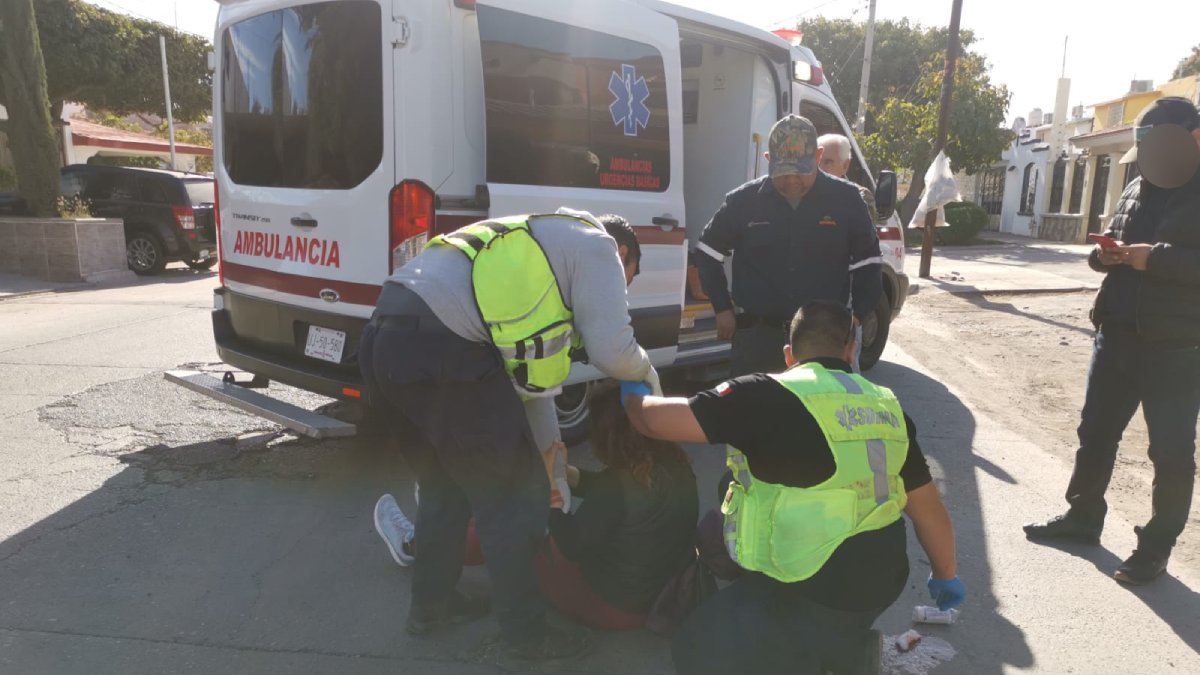 Pareja de motociclistas son embestidos por el conductor de un vehículo en Los Mochis