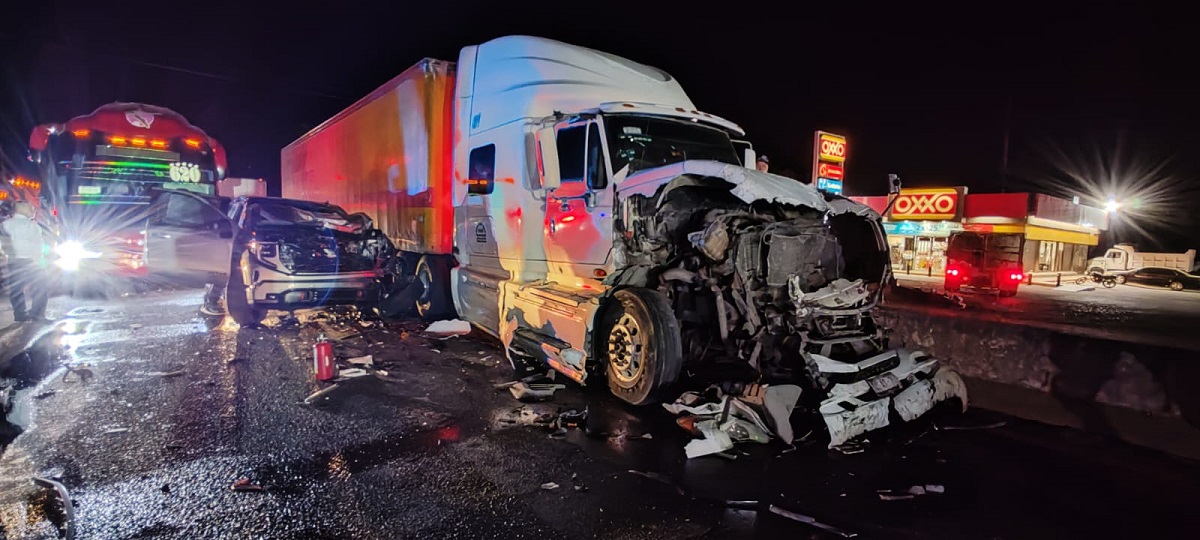 Fuerte carambola en la autopista Benito Juárez deja cinco lesionados, en Angostura