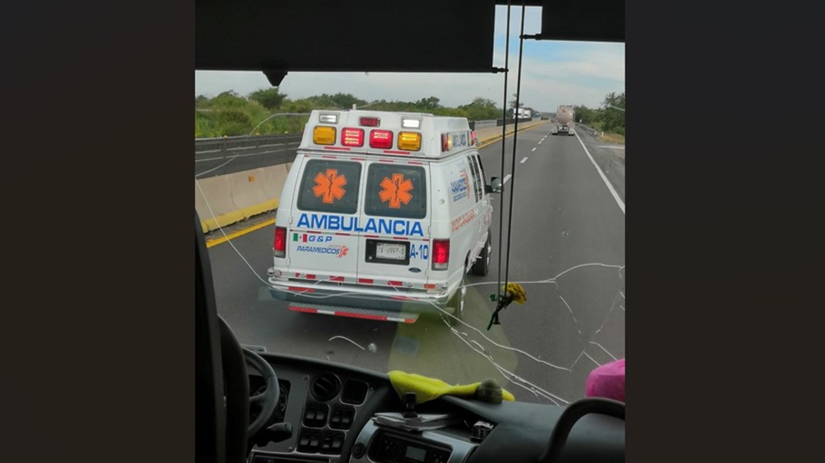 (VIDEO) Ambulancia aplica ‘operativo carrusel’ tras camionazo de Elota; molesta a choferes