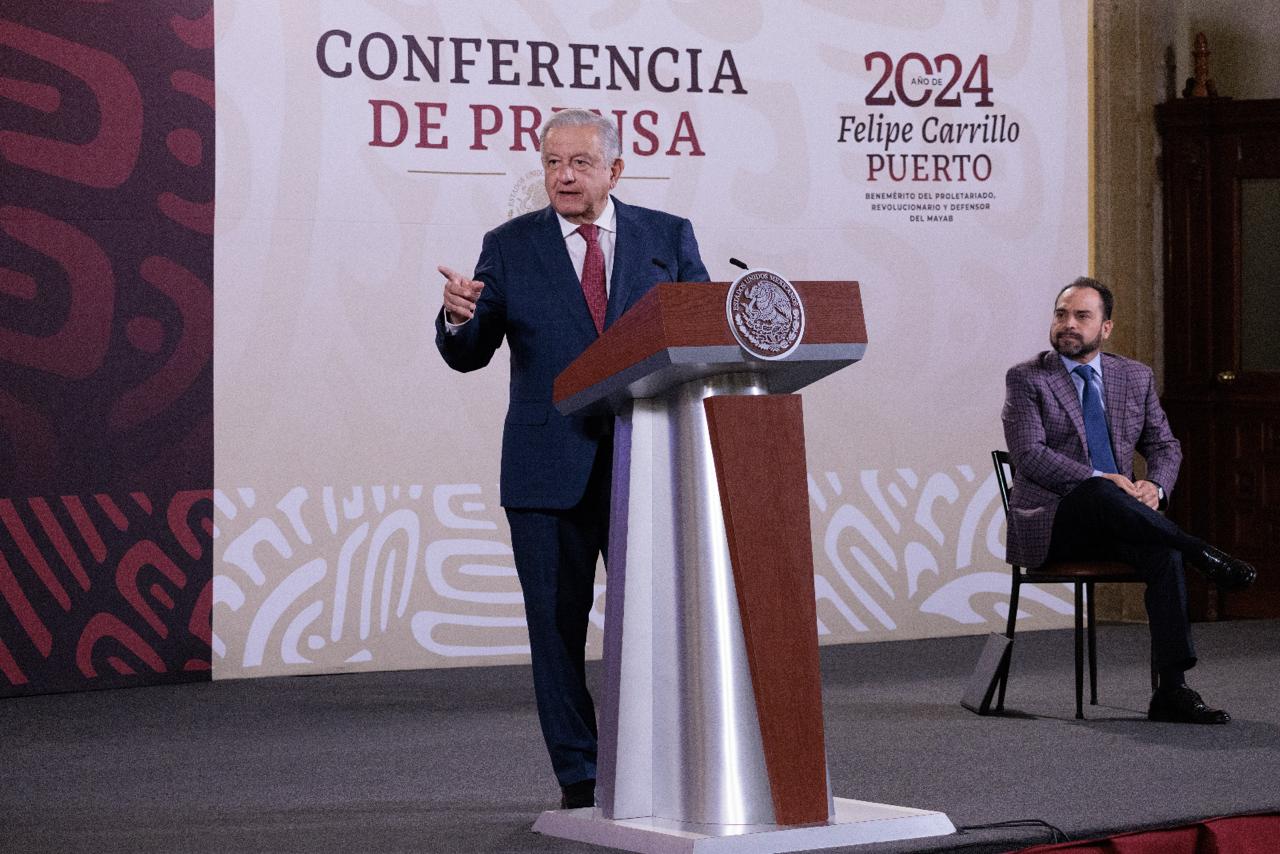 Tras críticas, AMLO ventila a Ricardo Salinas: ‘Trae un adeudo con el SAT desde la época de Fox’