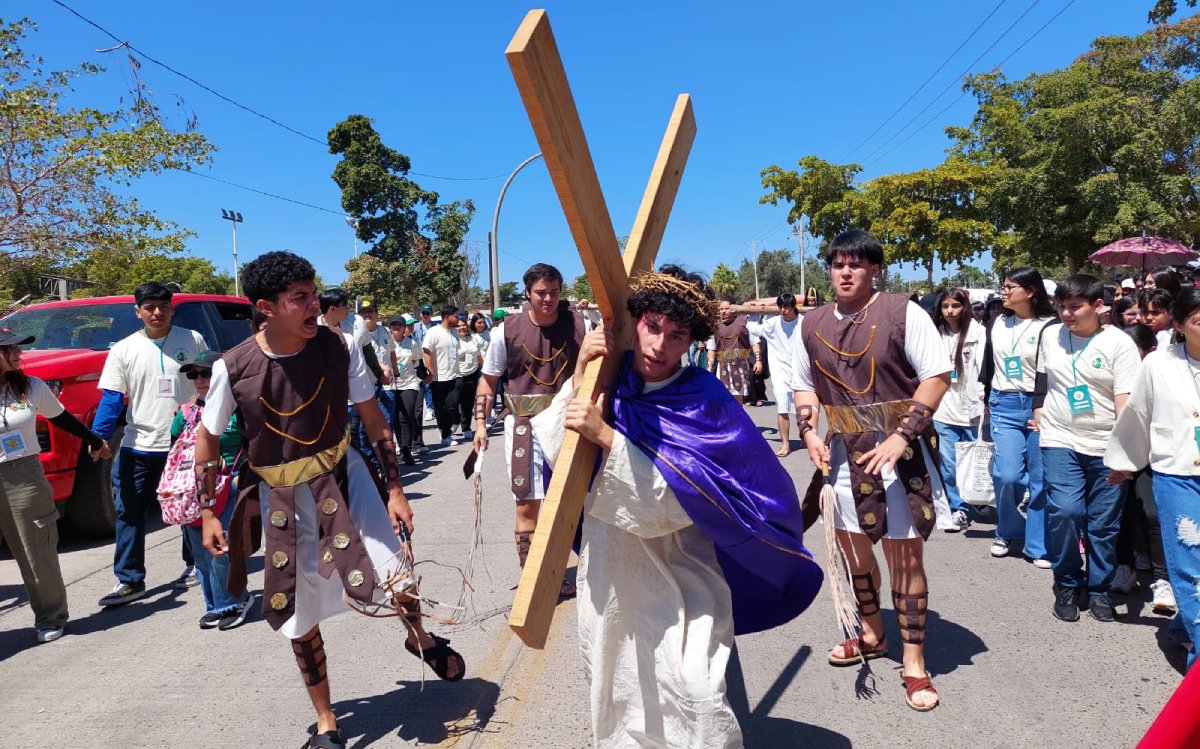 Ángel Estrada es Cristo en el viacrucis juvenil de Los Mochis, ofreció su servicio a los necesitados de Dios