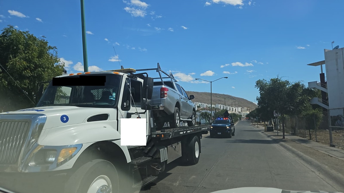 Aseguran camioneta robada a mano armada en Alturas del Sur de Culiacán