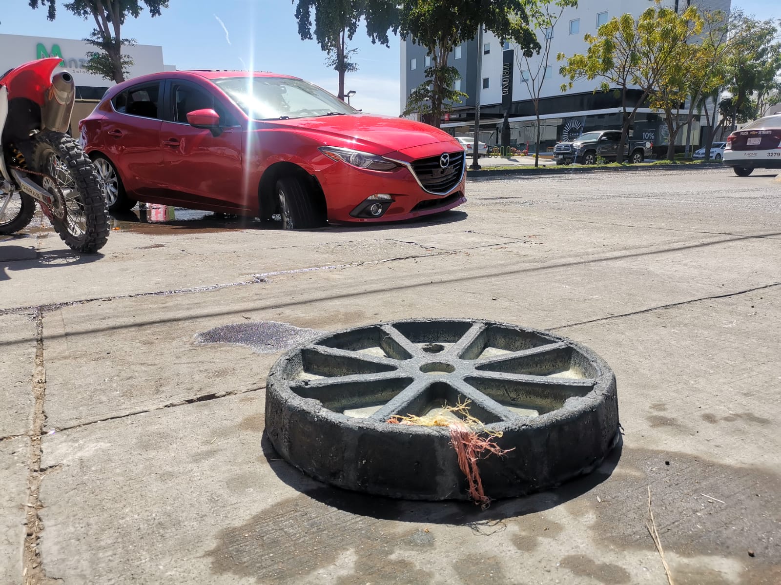 Cae automóvil en alcantarilla abierta en Los Mochis, sufre daños en la carrocería