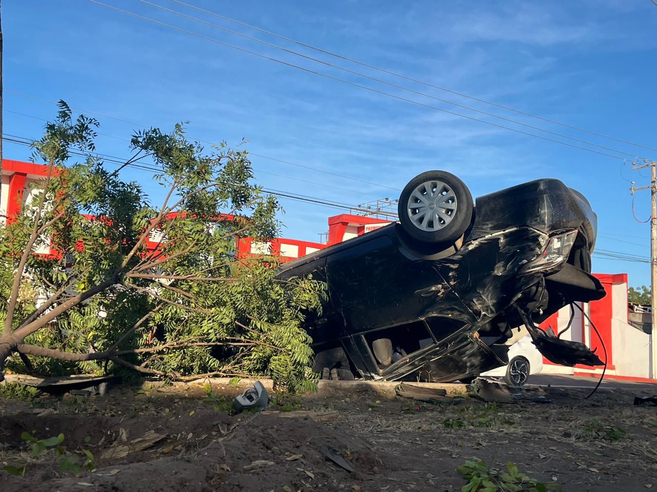 Aparatosa volcadura deja un poste y un árbol derribados al sur de Culiacán