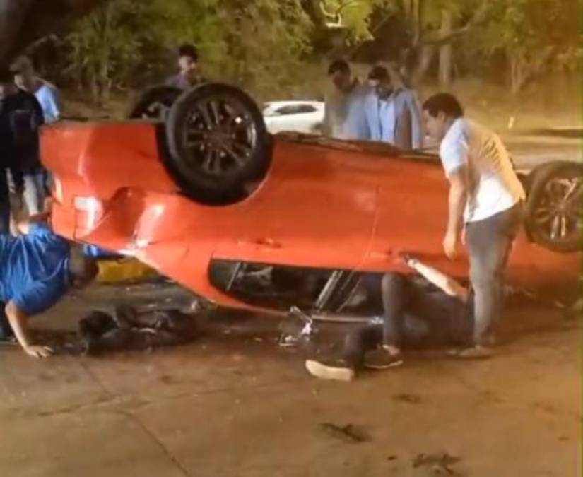 Por exceso de velocidad, automóvil termina volcado sobre la Sábalo Cerritos en Mazatlán