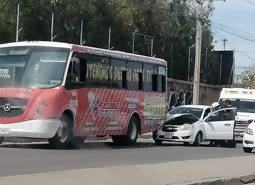 Choque entre automóvil y urbano deja una persona lesionada sobre la Santa Rosa en Mazatlán