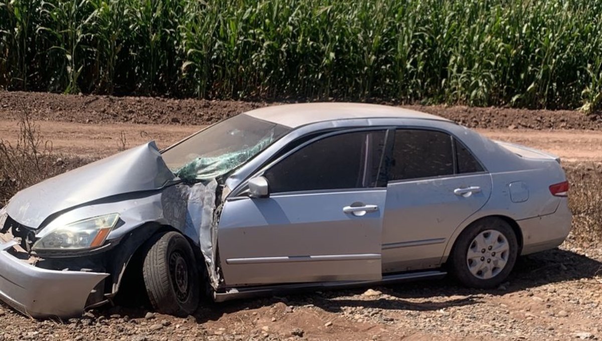 Automovilista se estrella contra poste de la CFE en Guasave y resulta ileso
