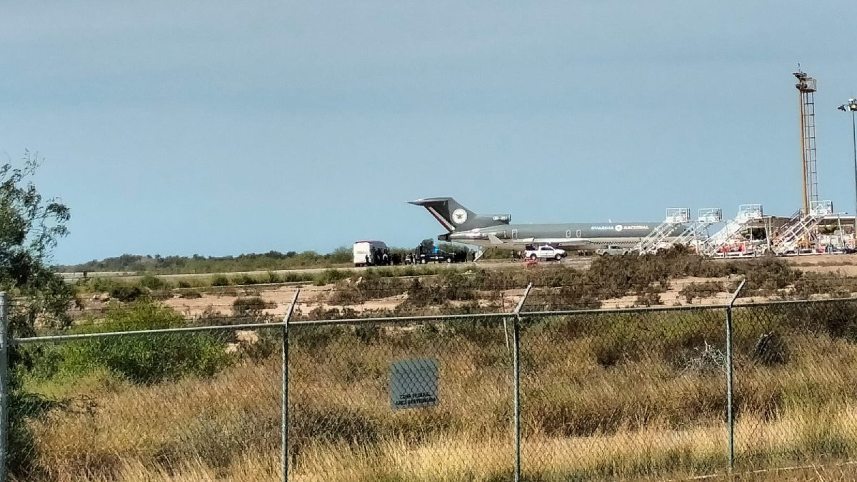 Aterriza en Los Mochis avión de la GN con decenas de reos