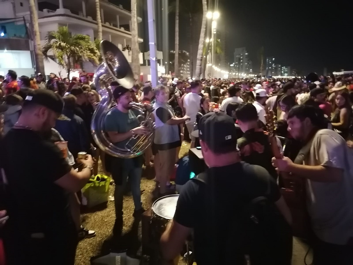 ¡Todos a bailar! Retumba la banda en el Malecón de Mazatlán
