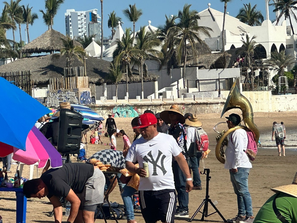‘Si quieren dormir, mejor quédense en su casa’, músicos de playa defienden su trabajo