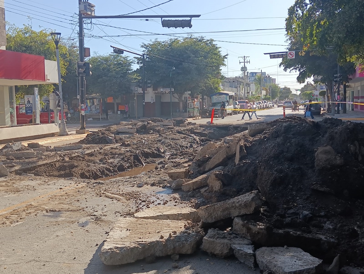 ¡Va de nuevo! Tramo de la calle Cuauhtémoc en Guasave, cerrada por fuga de agua