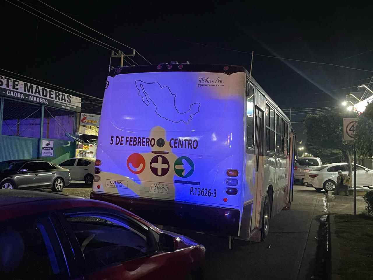 ¡Otro choque! Camión se impacta contra auto y deja una mujer lesionada en Culiacán