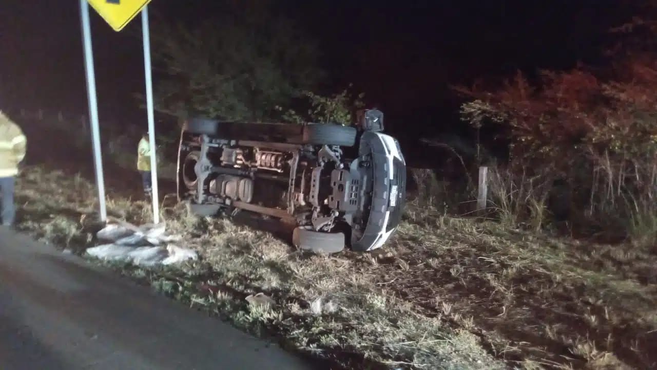 Vuelca camioneta en el kilómetro 174 al sur de Escuinapa