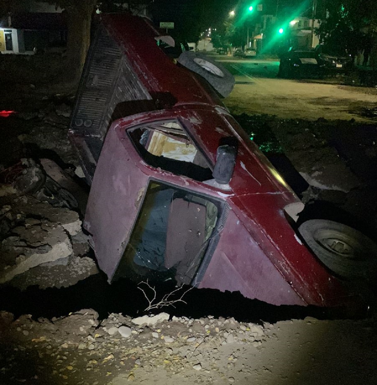 Camioneta cae al socavón de la calle Cuauhtémoc en Guasave