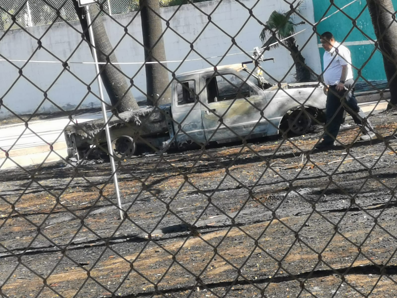 Incendio en la privada La Herradura, en Los Mochis, deja dos vehículos, un remolque y varias palmeras calcinadas