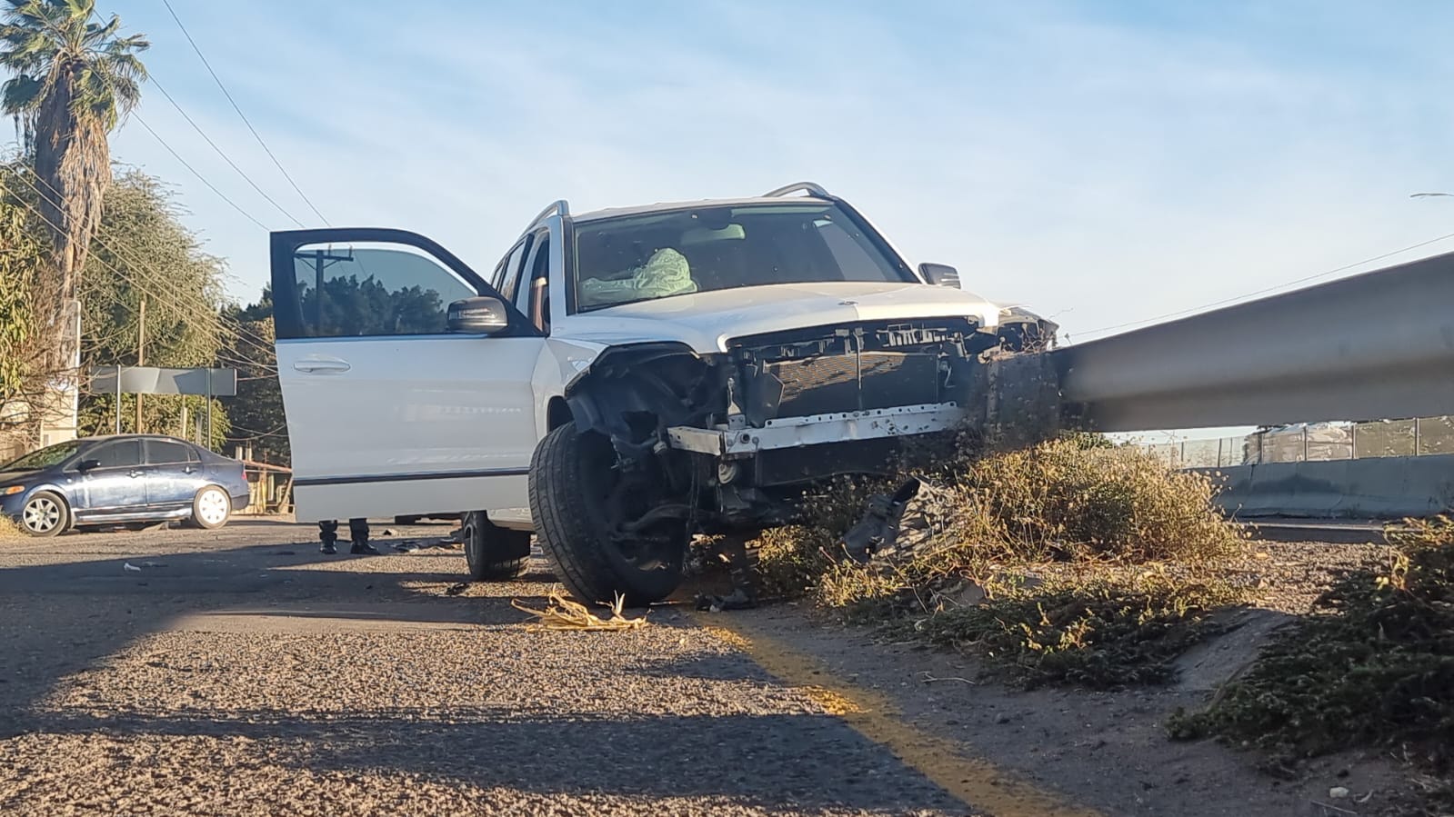 Choca camioneta de lujo contra barandal de acero al sur de Culiacán