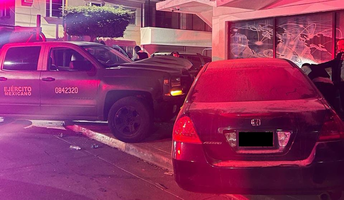 Camioneta del Ejército Mexicano no hace alto y provoca choque en el Centro de Guamúchil