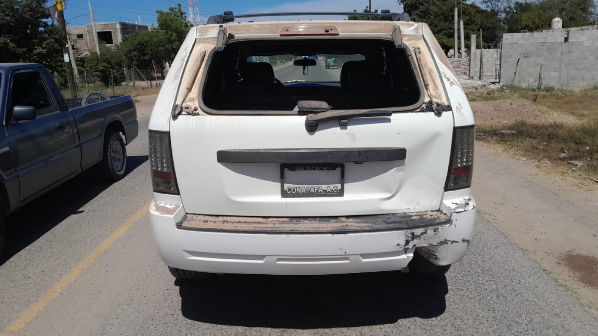 Motociclista no guarda distancia y se impacta contra una camioneta en Guasave; conductor resulta lesionado