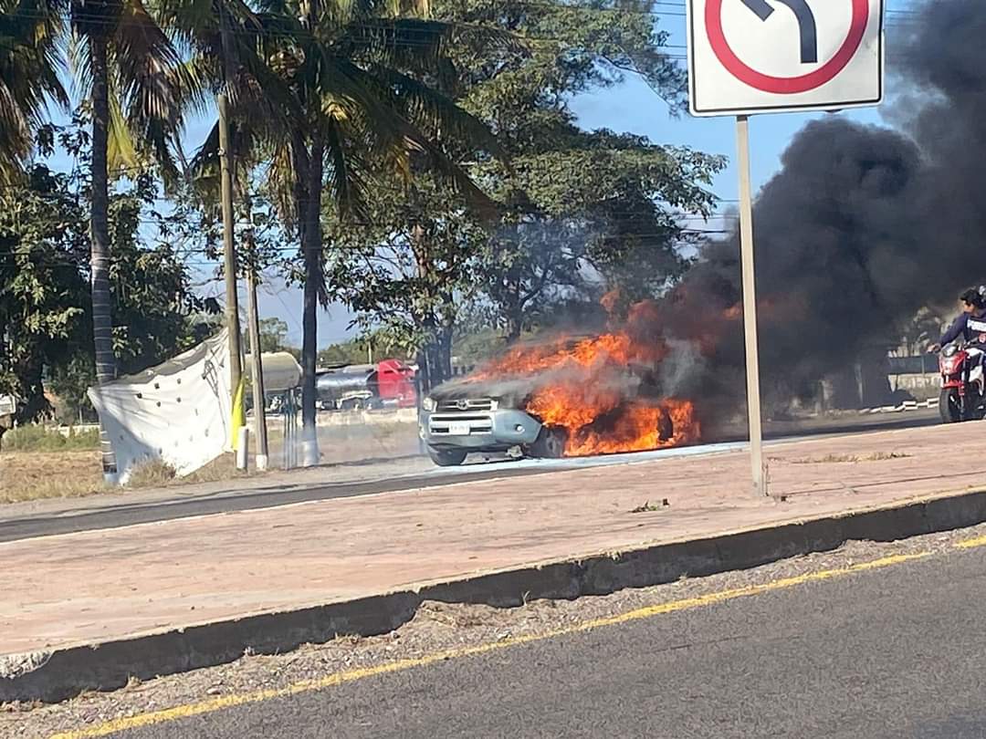 Camioneta se incendia y queda calcinada antes de llegar a Villa Unión