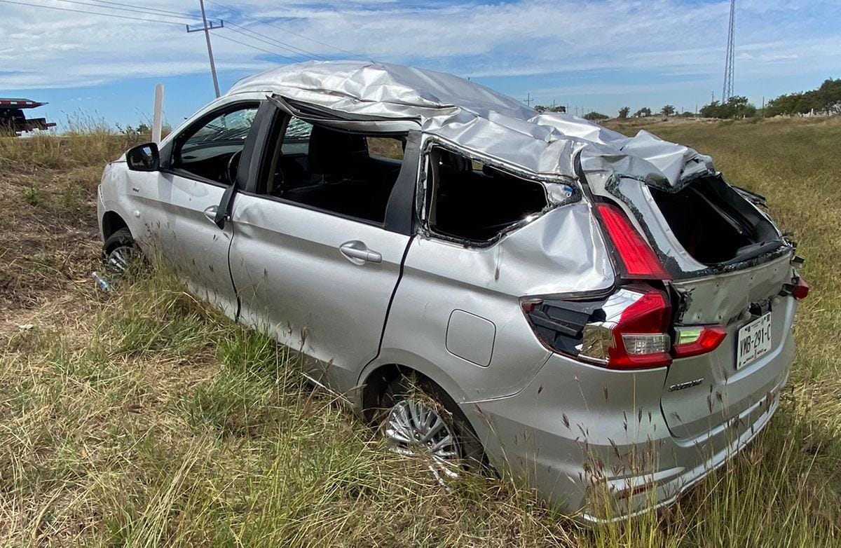 ¡Dio como cinco vueltas! Se vuelca Suzuki en la Culiacán-Mazatlán