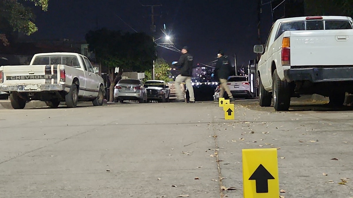 Policías encuentran casquillos y sangre tras reporte de despojo de vehículo en Perisur ll, en Culiacán