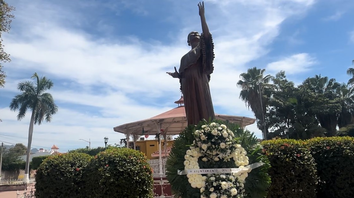 Rosario de manteles largos, celebran natalicio de ‘Lola La Grande’