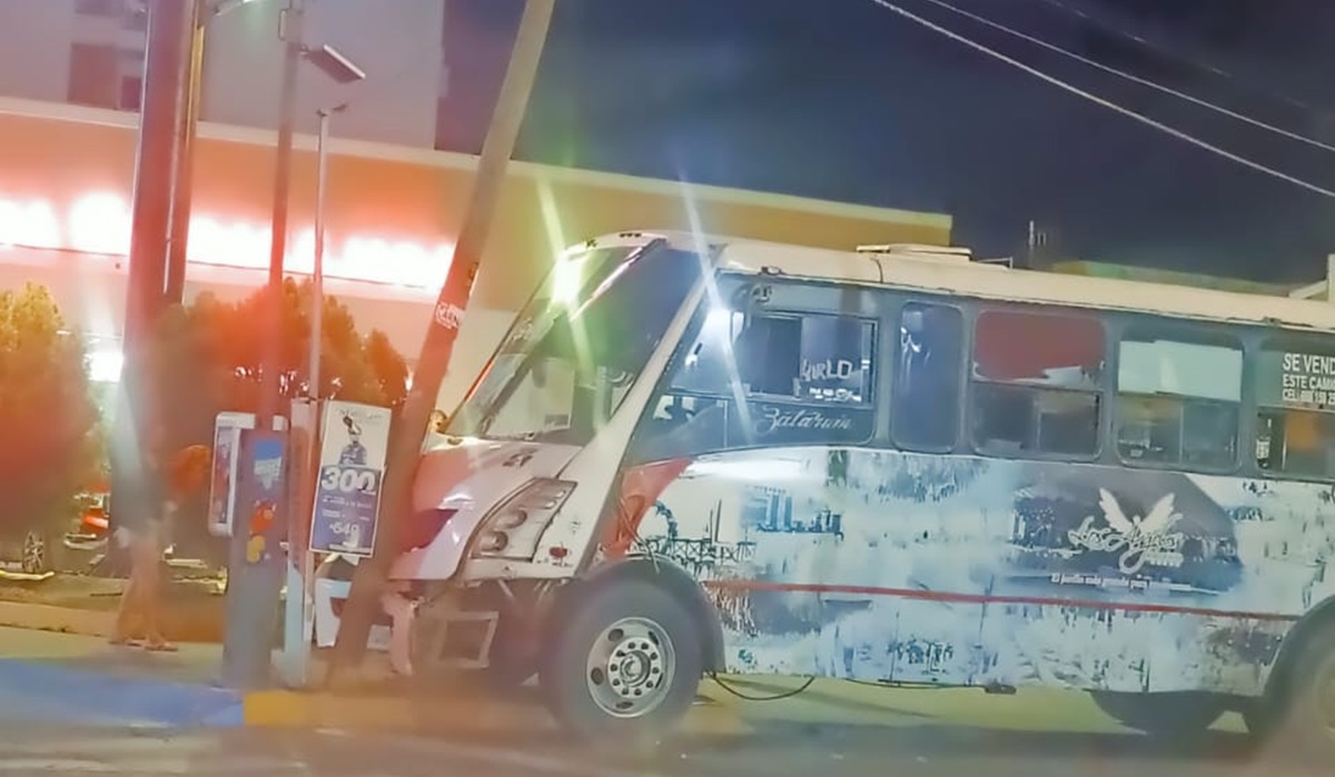 Choca camión urbano contra poste en Playa Sur, en Mazatlán