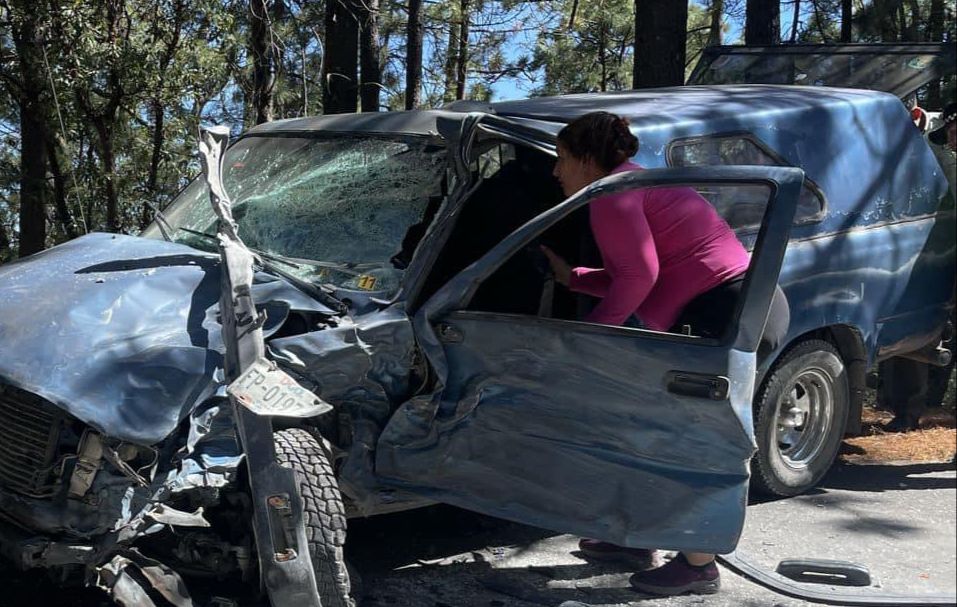 Chocan automóvil y camioneta en una curva de la Mazatlán-Durango; hay lesionados