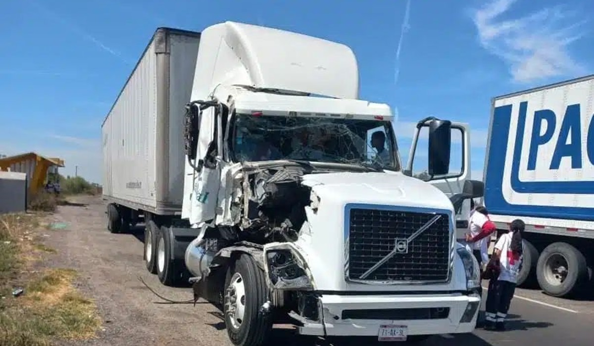 Choque entre tráileres deja un lesionado en Guasave