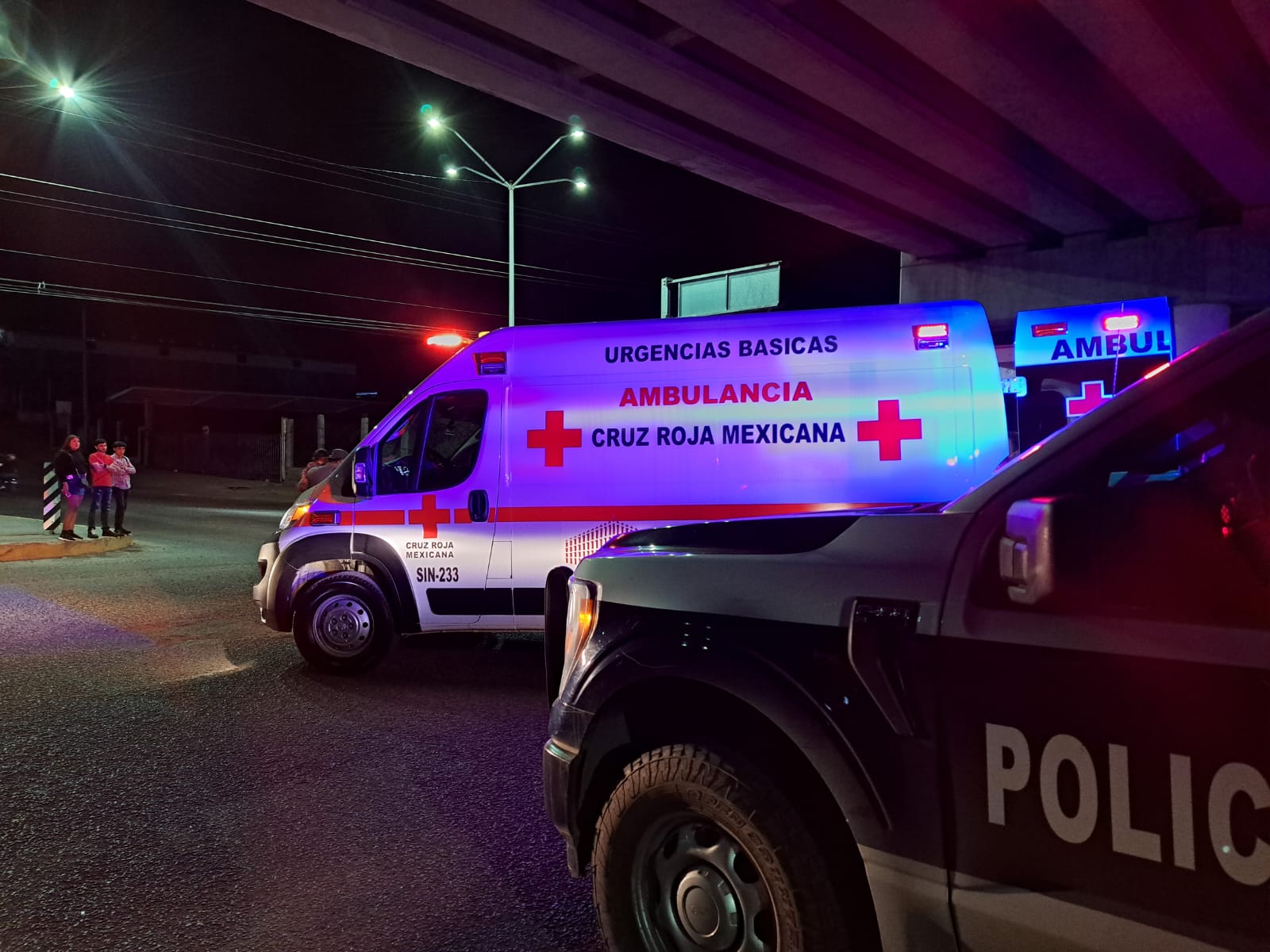 Chocan por alcance contra automóvil y resultan lesionados, en Culiacán