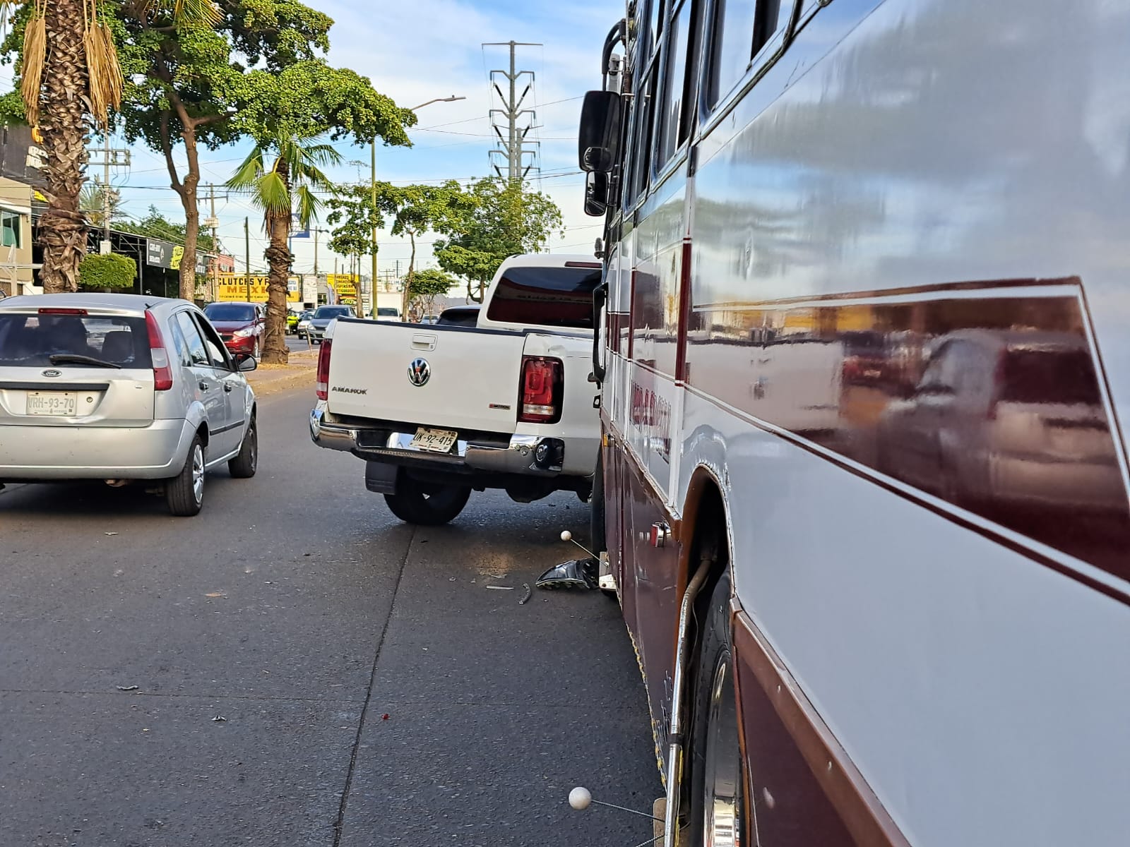 ¡Otra de camioneros! Carambola deja solo daños materiales en Culiacán