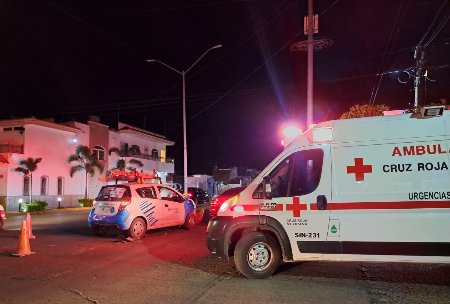 Choque entre dos vehículos deja herido a un empleado de una empresa de cable en Culiacán