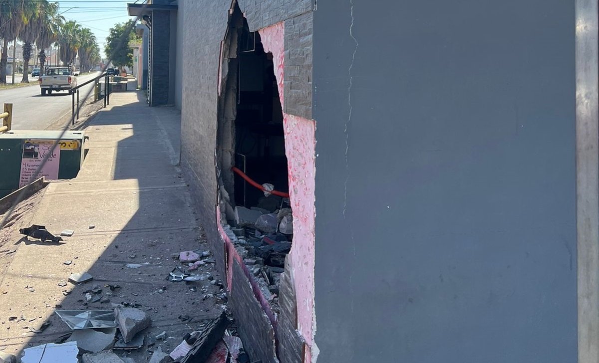 ‘Robacarros’ chocan contra un poste y un negocio tras despojar camioneta Audi a mujer, en Culiacán