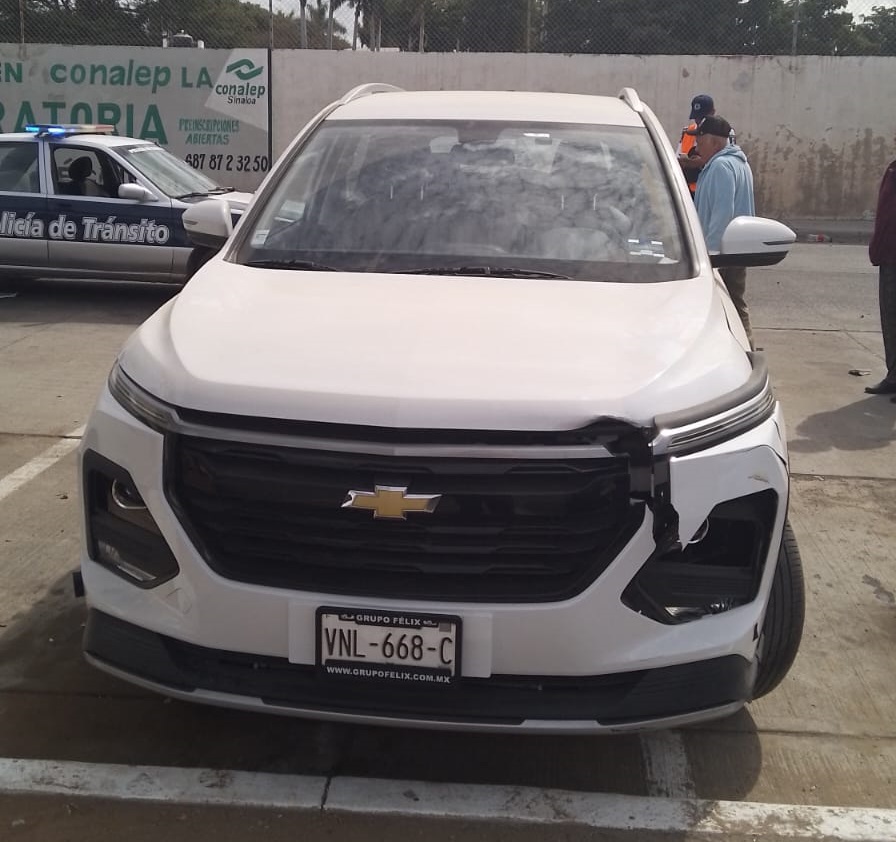 Desigual choque en Guasave deja a dos personas lesionadas