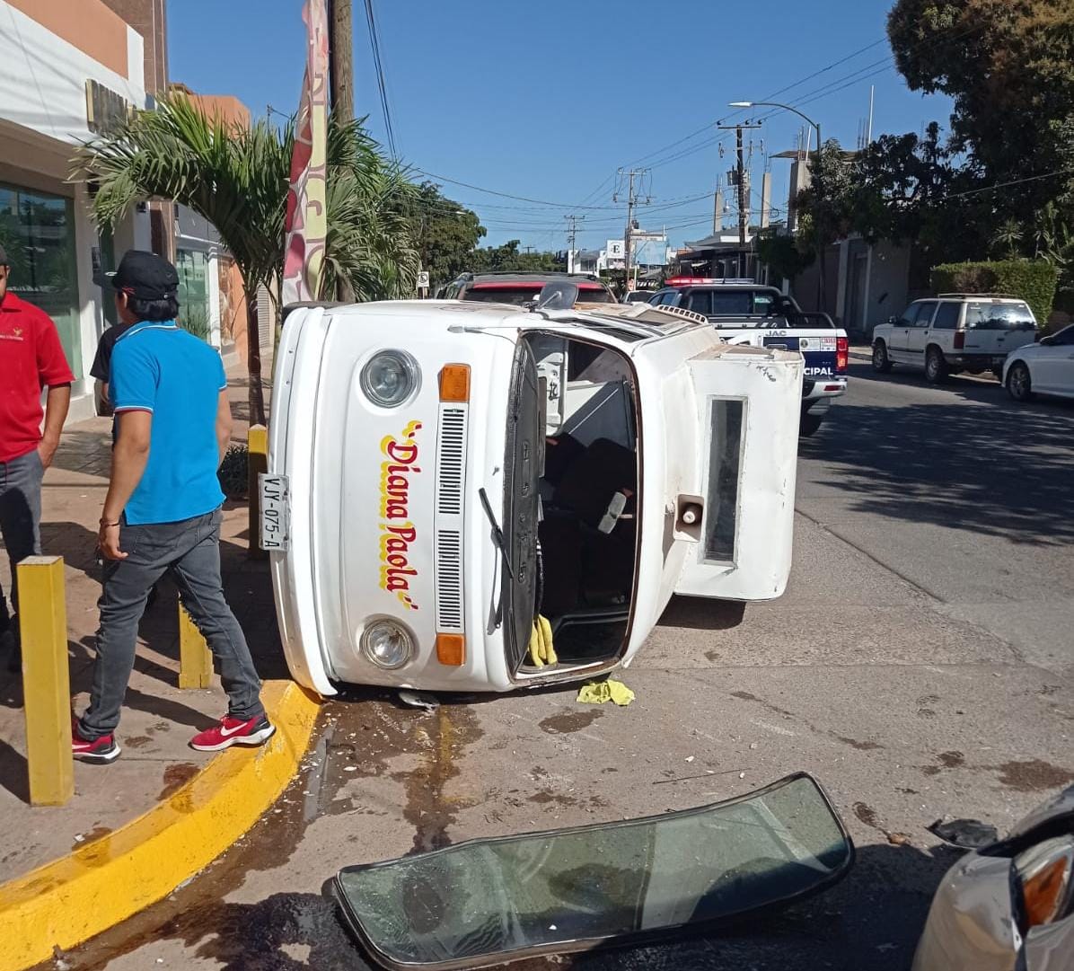 Se pasó el semáforo; choque entre una combi de nieves y un auto deja daños materiales