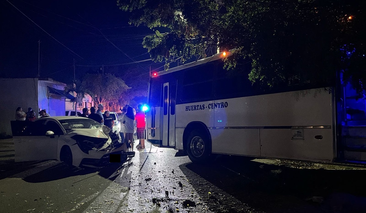 Camión choca contra auto y se estrella en la fachada de una casa en Culiacán; hay cuatro personas lesionadas