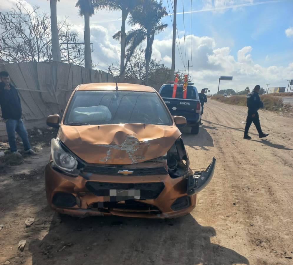 Choque por alcance deja solo daños materiales por la México 15, en Benito Juárez, Guasave