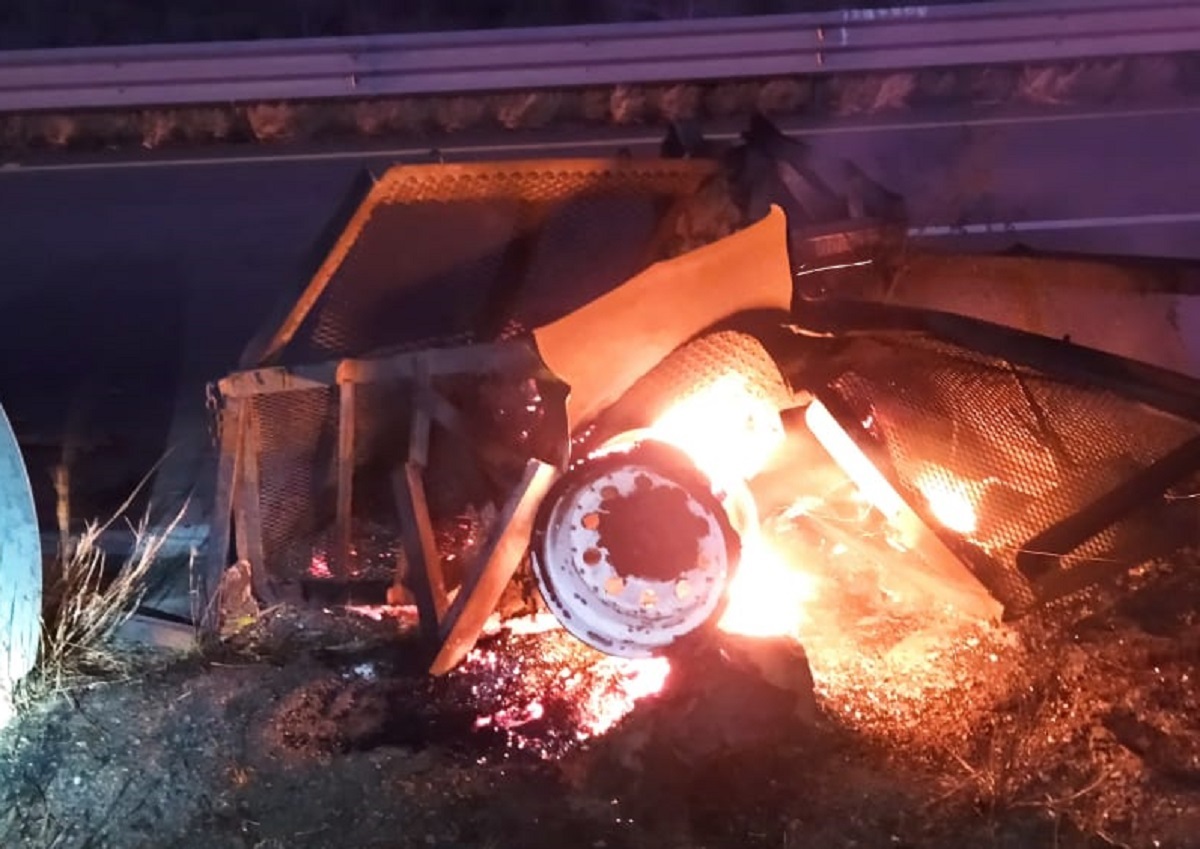 Tráiler cargado con aceite vegetal se impacta contra una camioneta en la México 15, Ahome