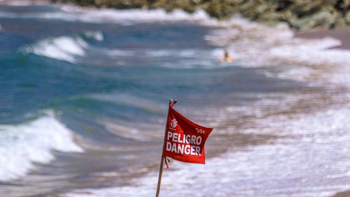 Rachas de viento imposibilitan actividades en playas de Mazatlán, cierran el puerto a la navegación