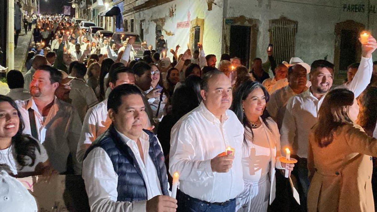 Con veladoras en mano, coalición Fuerza y Corazón Por México arrancan campaña en Mazatlán