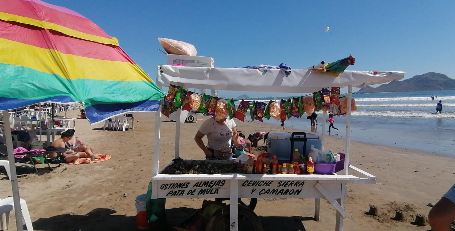 Comerciantes ambulantes reportan bajas ventas en las playas de Mazatlán
