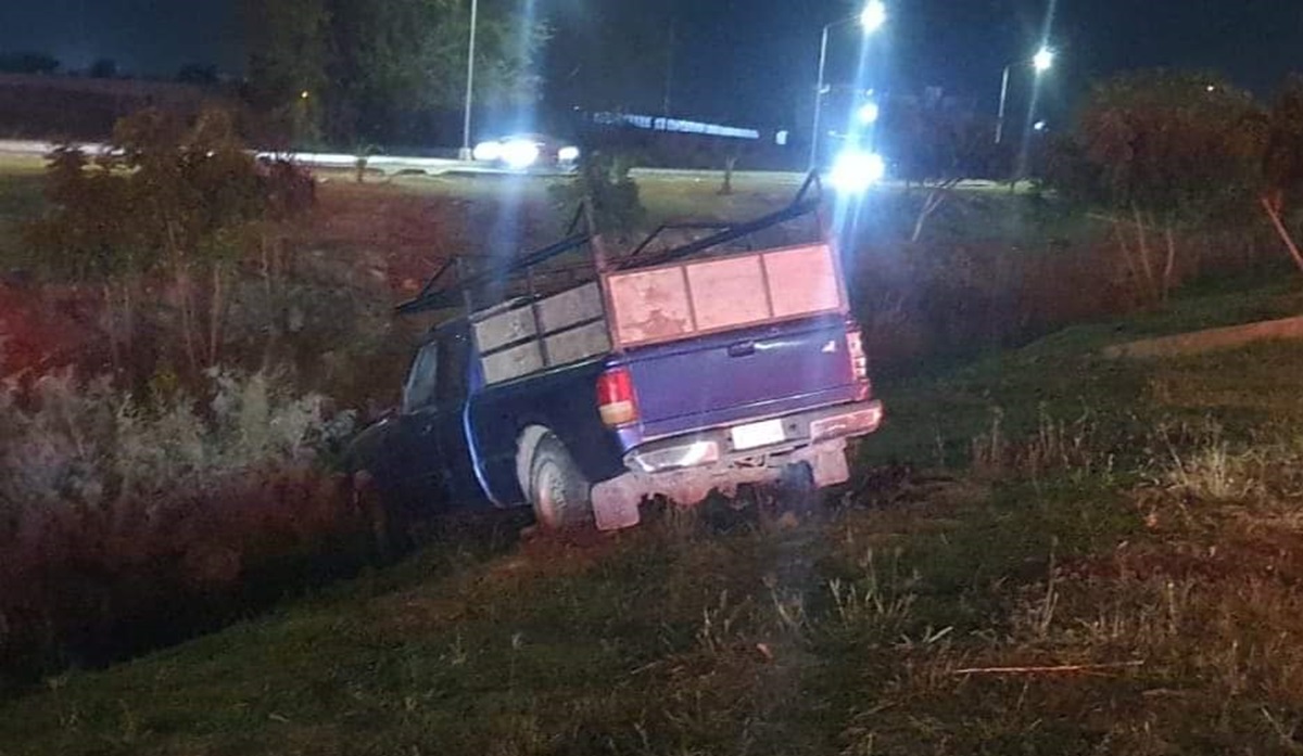 Conductor de camioneta termina dentro de canal pluvial en Mazatlán