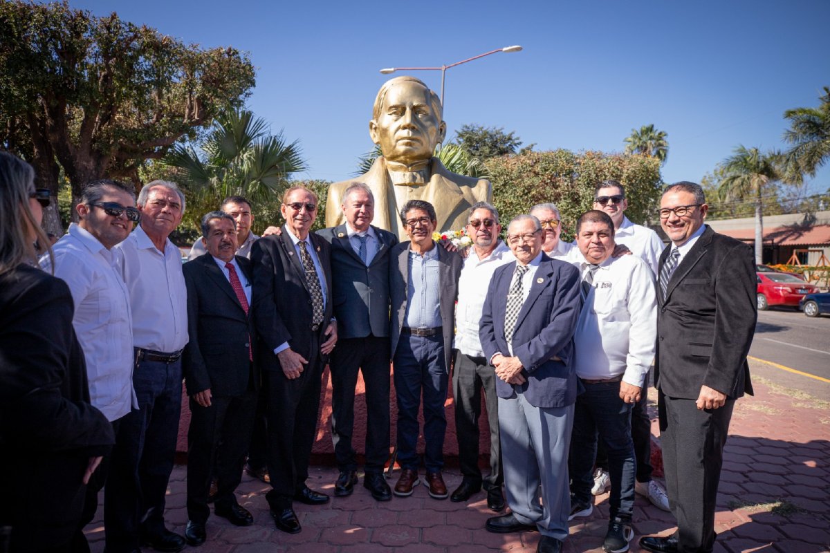 Destacando la amenaza a la libertad de prensa; liberales de Guasave conmemoran 218 Aniversario de Benito Juárez